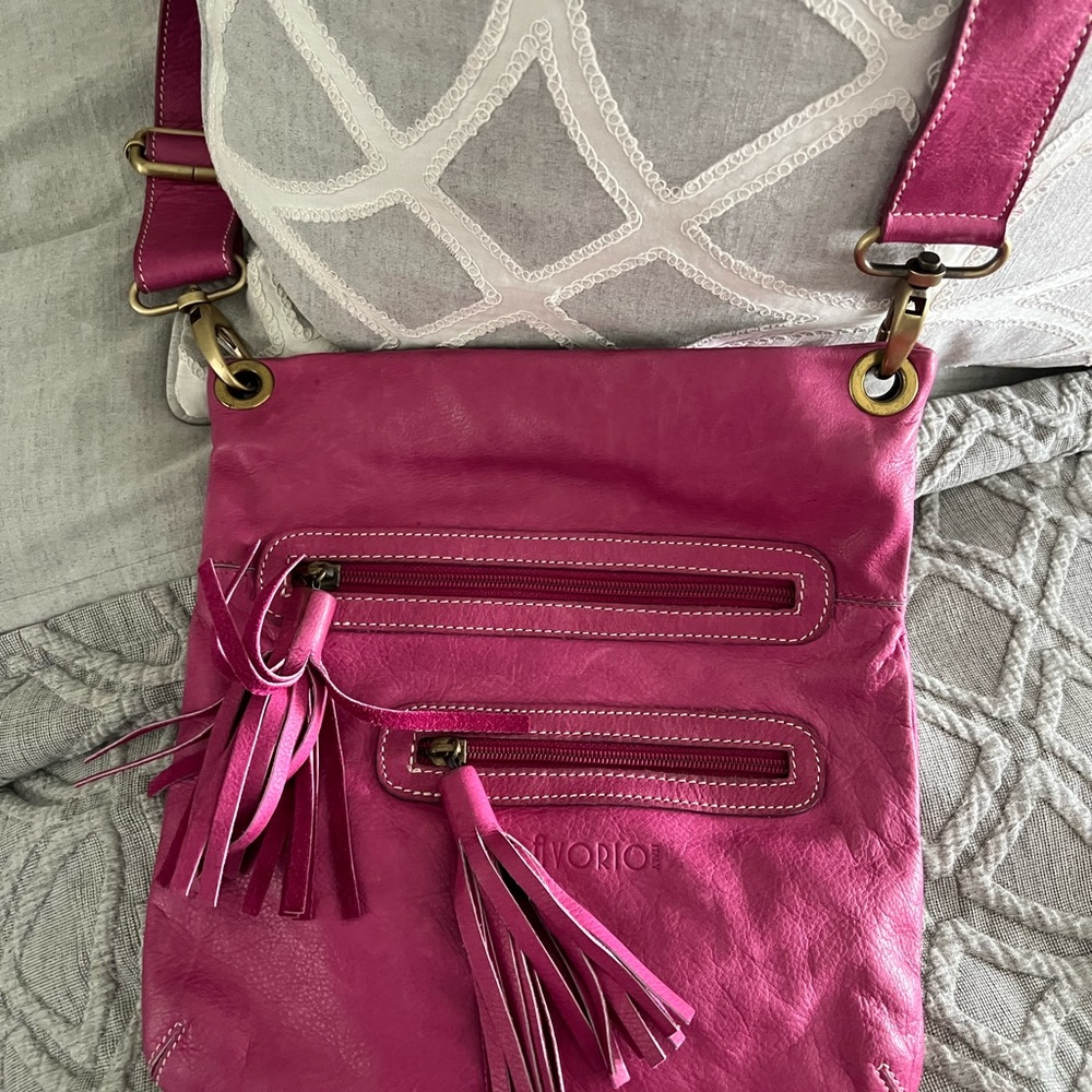 Great warm fushia crossbody bag with fringe - Picture 1 of 8